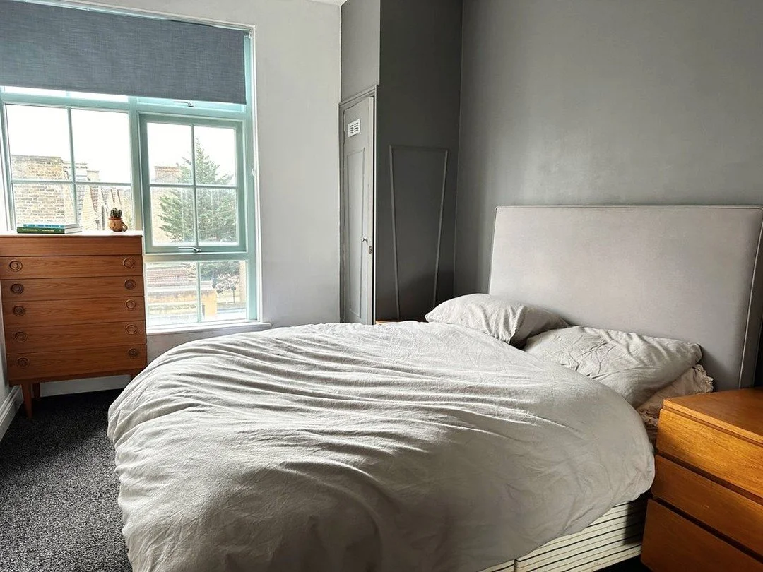 &bull; Hackney Central &bull; 

This beautiful, bright, spacious and airy one bedroom flat in Hackney Central/Lower Clapton is available until the 2nd of December. Located on the 4th floor of a beautiful Art Deco building, in Miami style colours, the