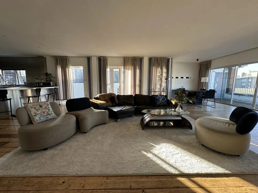 &bull; Hoxton &bull;

This amazing Penthouse loft is located on the top floor of a converted factory building in Hoxton and has a spare room available to guests. It features floor to ceiling windows in the living space flooding the home with light as