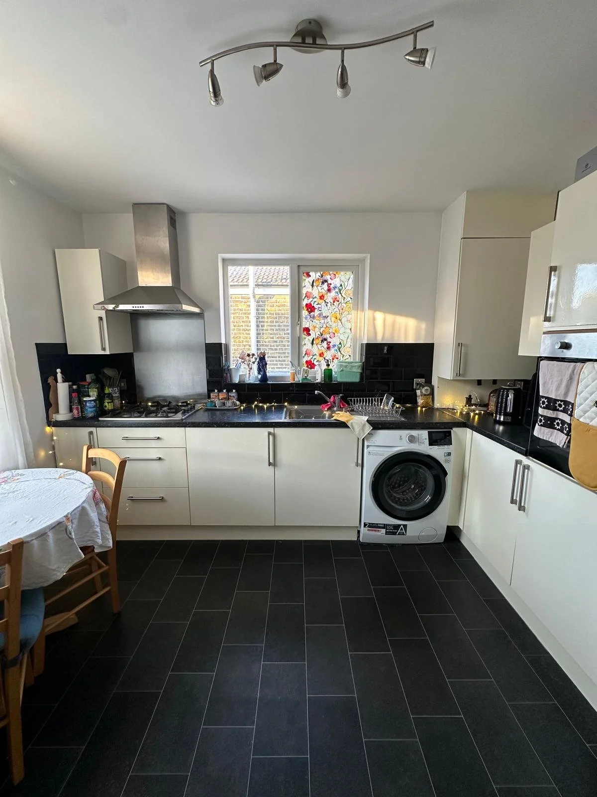Kitchen 2.jpeg