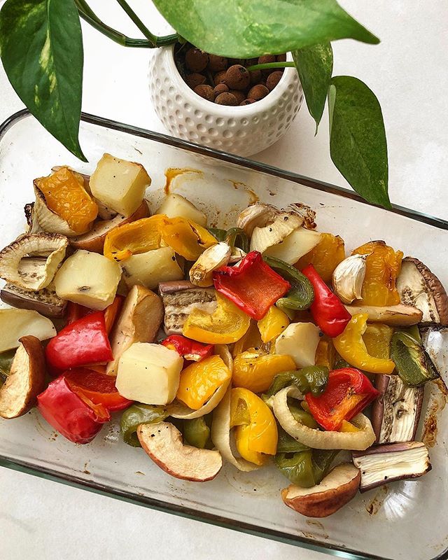 We&rsquo;re BACK with some beautiful, juicy ROASTED VEGETABLES! The easiest to cook (just throw them in the oven) which makes them fuss-free, perfect meal prep food 😛
I used my go-to dressing of maple syrup, mustard, liquid aminos and lemon juice. S