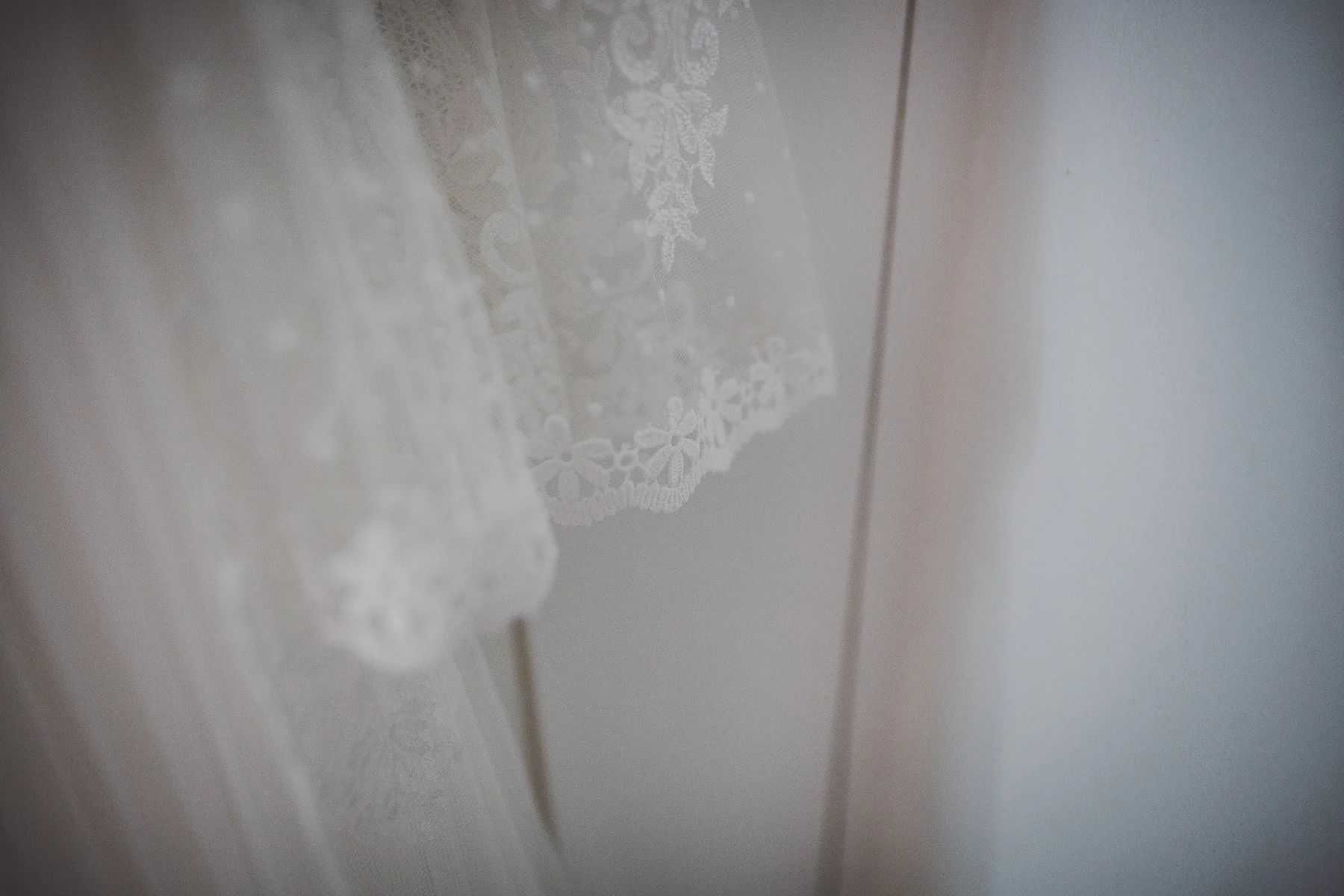 01 getting ready - Lucy and Will -23 -MY8A9142.jpg