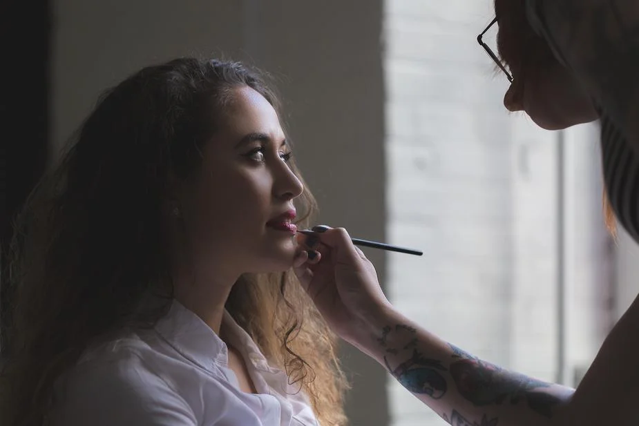 woman-getting-makeup-in-natural-light_925x.jpg