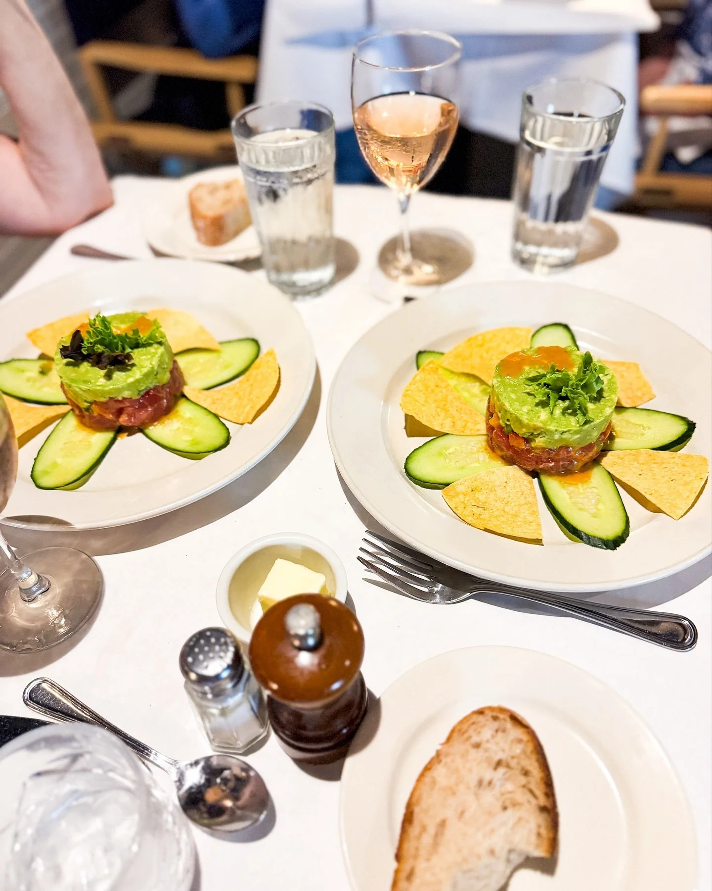 Almost time for Friday night at Island 🏝️: tuna on the plate and a cold glass in hand. 🍷
. . .
. . #UES #carnegiehill #TunaDishes #FreshCatch #centralpark #CocktailHour #uppereastside #madisonavenue