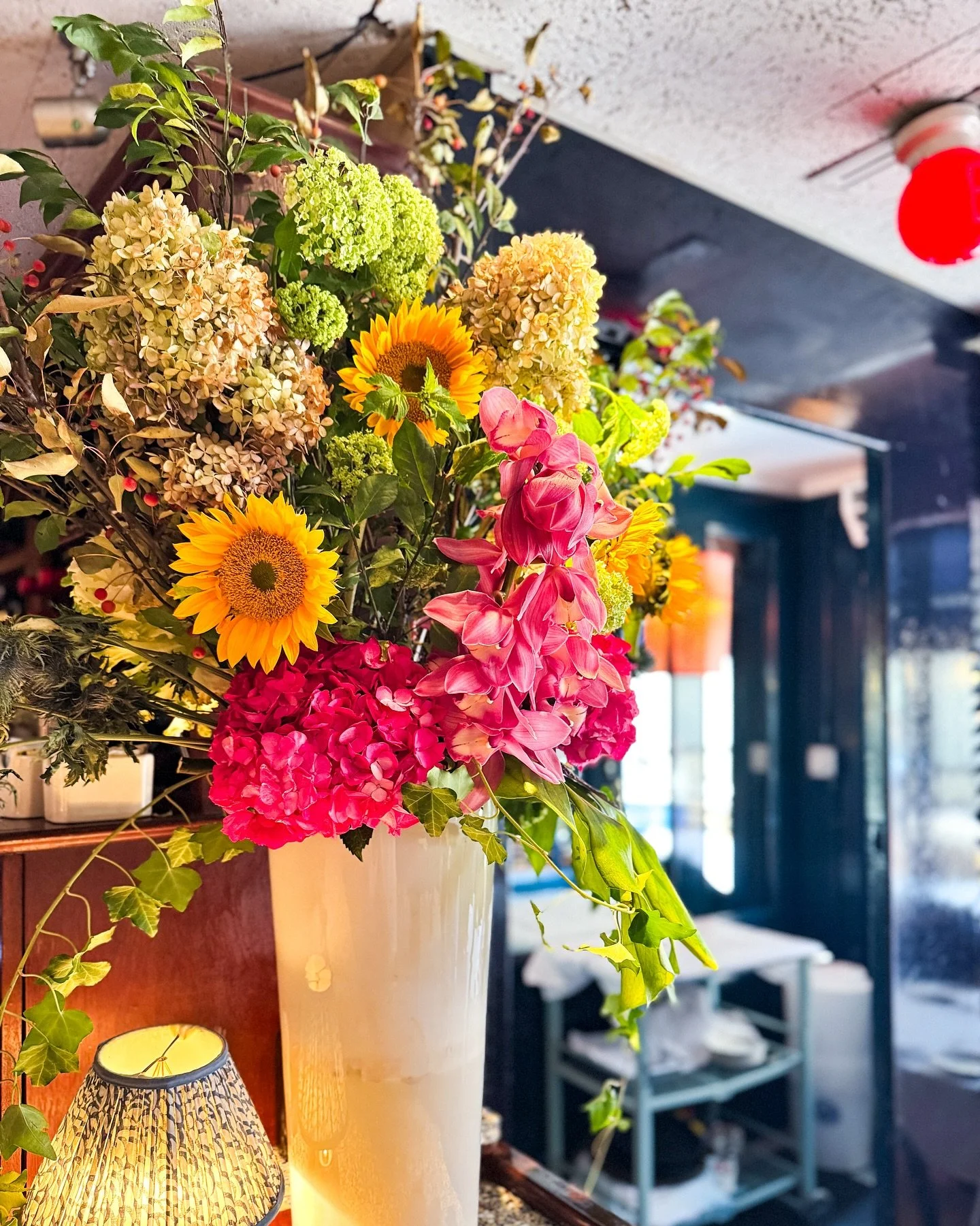 Fall sun, fresh blooms 🌺, Island at its best 🏝️ 
.
.
.
#UpperEastSide #MadisonAve #UES #FallInNYC #carnegiehill