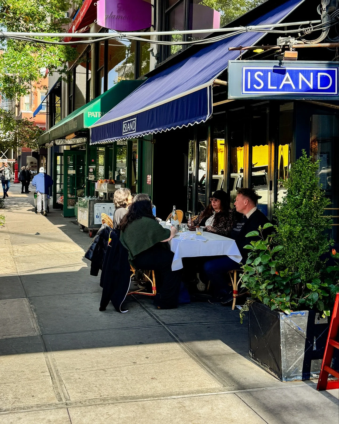 Lunch at Island 🏝️ is in full swing! 
. . .
. .
#UpperEastSide #ues #carnegiehill #MadisonAvenue #lunchnyc