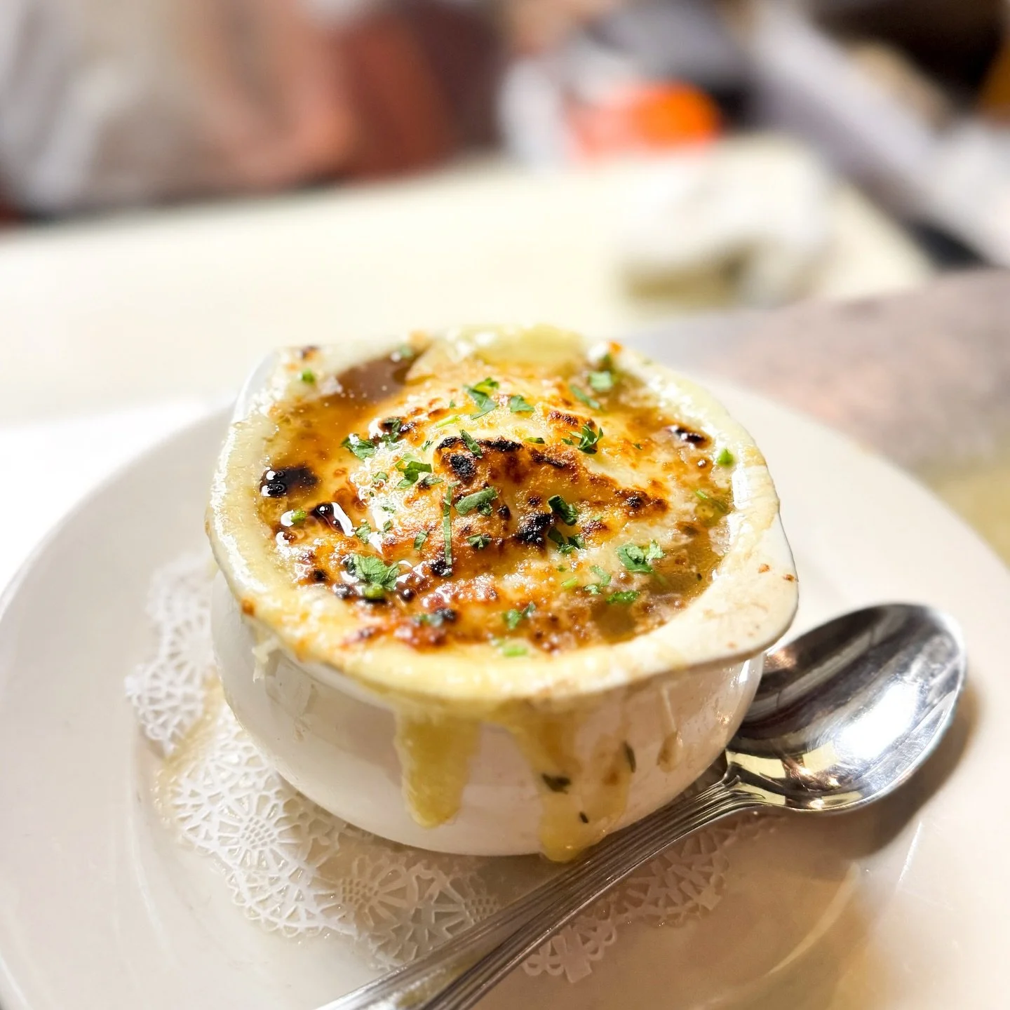 Sleet outside. Warmth inside.
 Meet your winter companion: our French Onion Soup 🧅✨☔️

comfort in every bite.

Sourdough bread, Swiss, Mozzarella&hellip;
 . . .

#carnegiehill #uppereastside #ues #MadisonAvenue