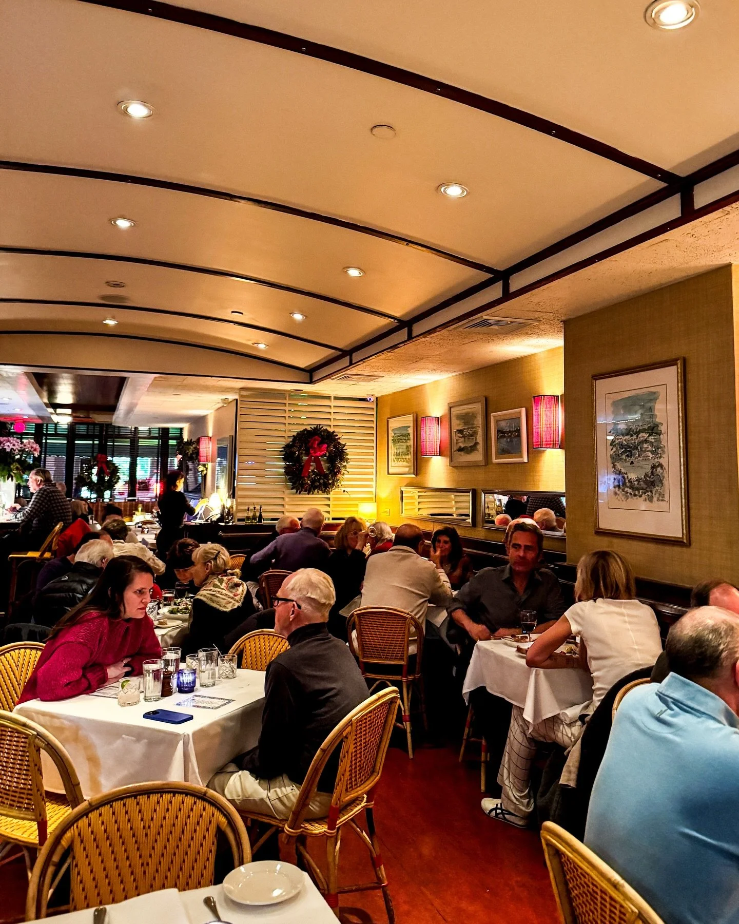 It&rsquo;s the holiday season and Island is glowing 🥂🕯️🌟

.
.
.
.
.
.
#uppereastside #carnegiehill #MadisonAvenue #ues #festivedining