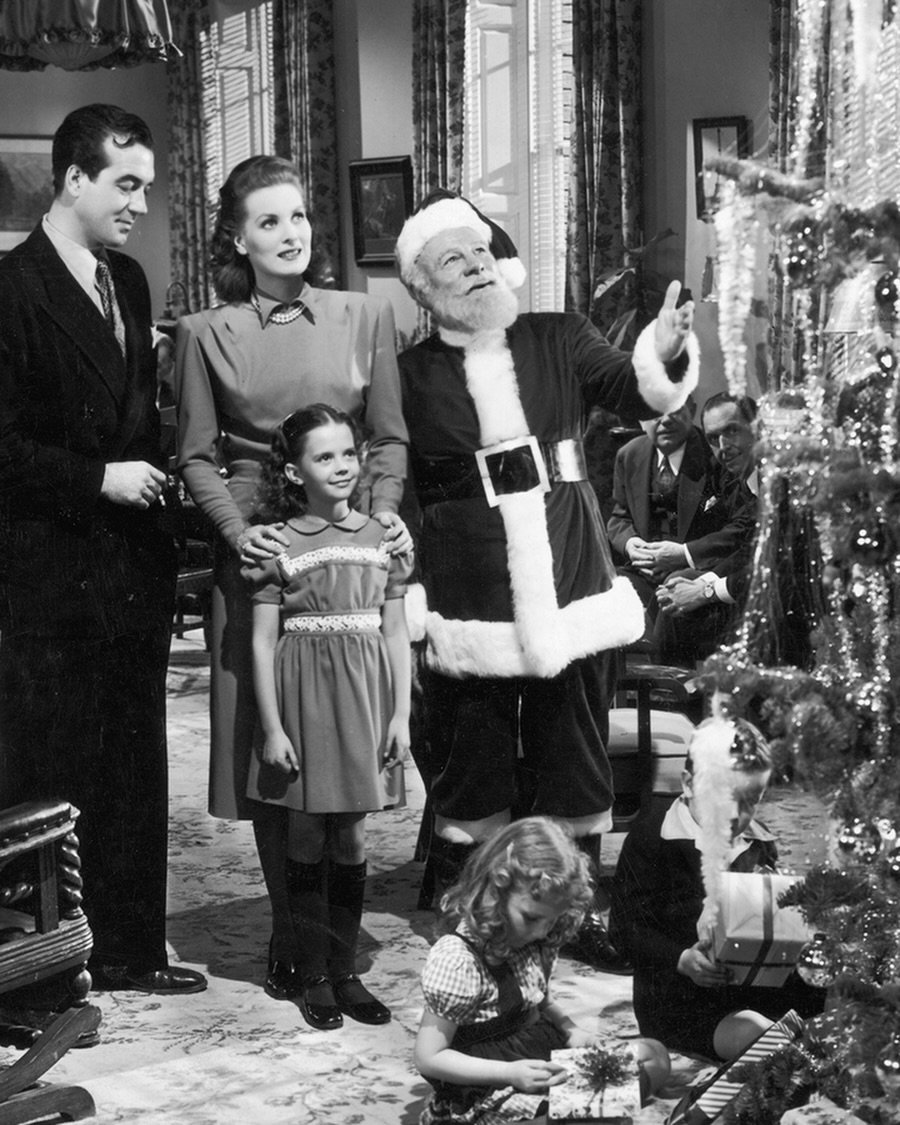 Merry Christmas and Happy Holidays from all of us at Island 🤍✨

A day for family, friends, and traditions.

Island is closed today so our team can spend it with the people they love.