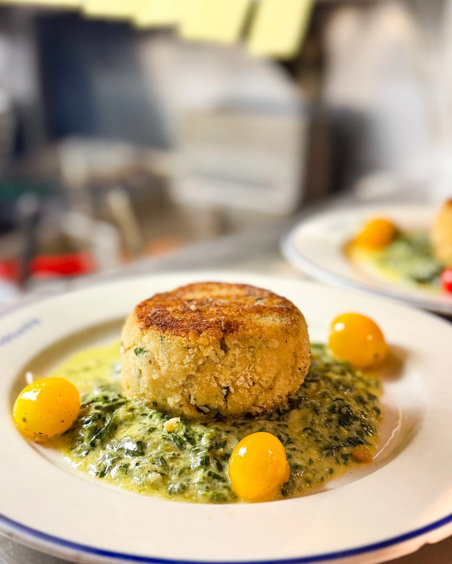 Crab cakes, candlelight and a drink at the bar 🍸

See you at Island 👋