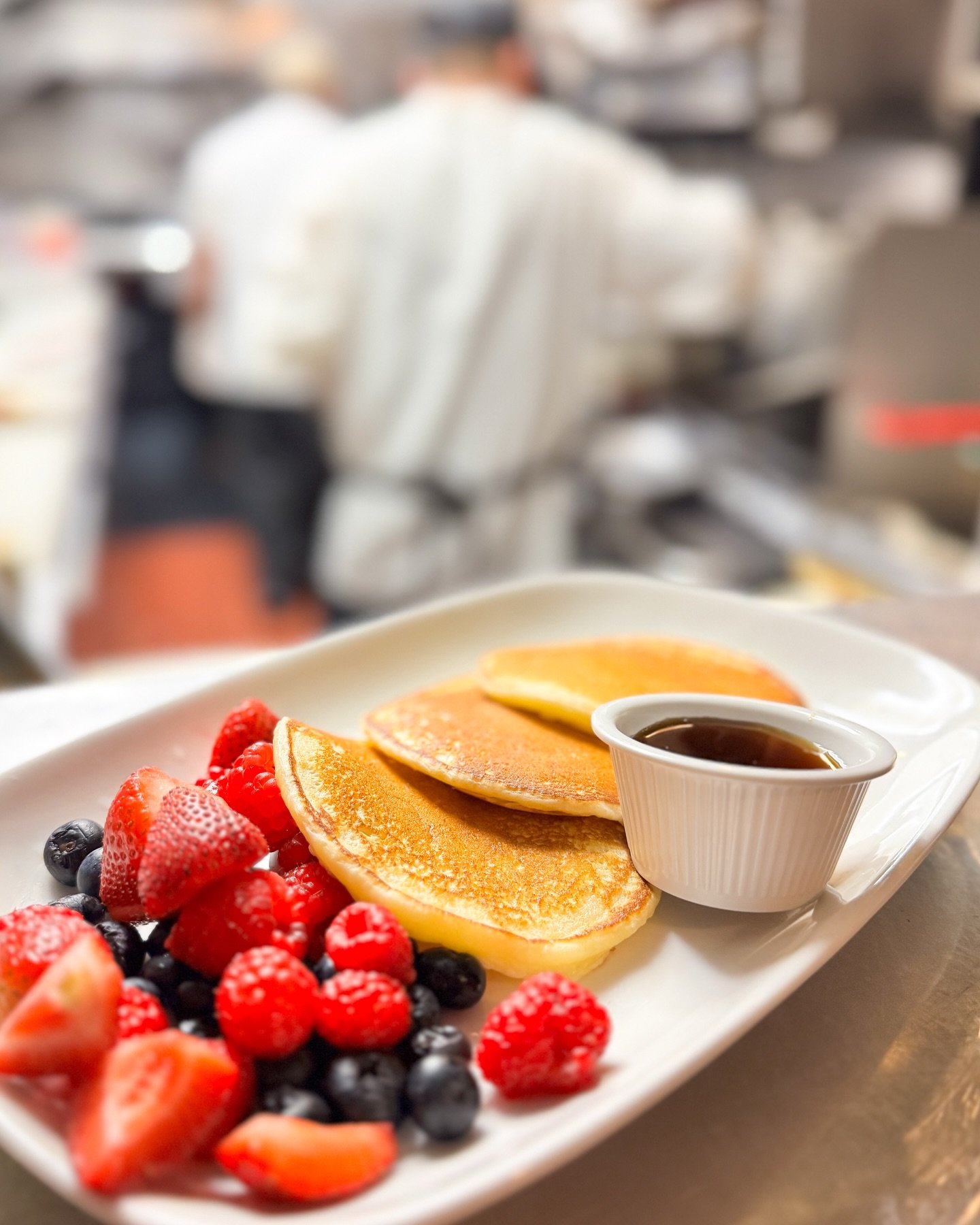 Soft, golden pancakes during brunch on spring mornings 🥞🌸