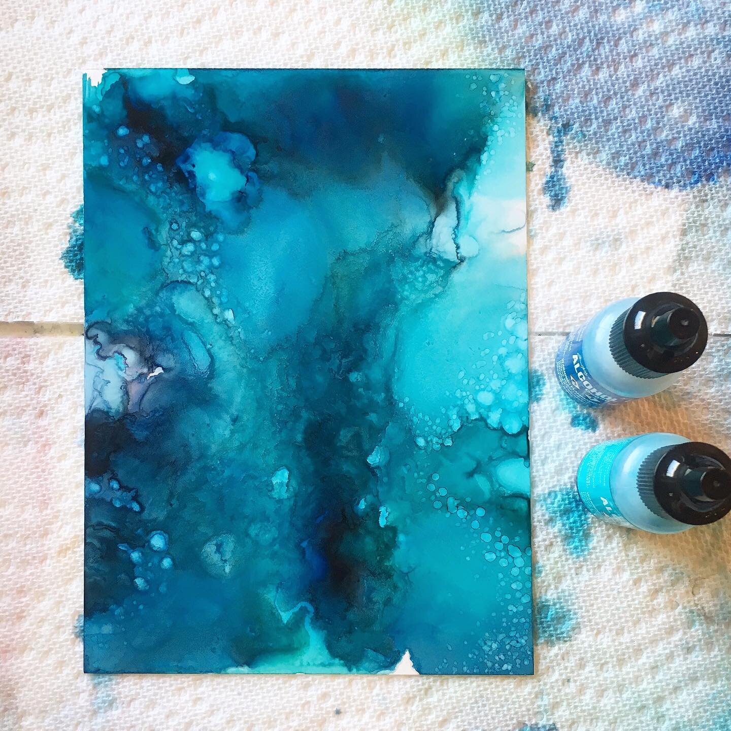 Sometimes two colors are all you need. Ocean blues with @ranger_ink @tim_holtz Denim and Pool 💙.