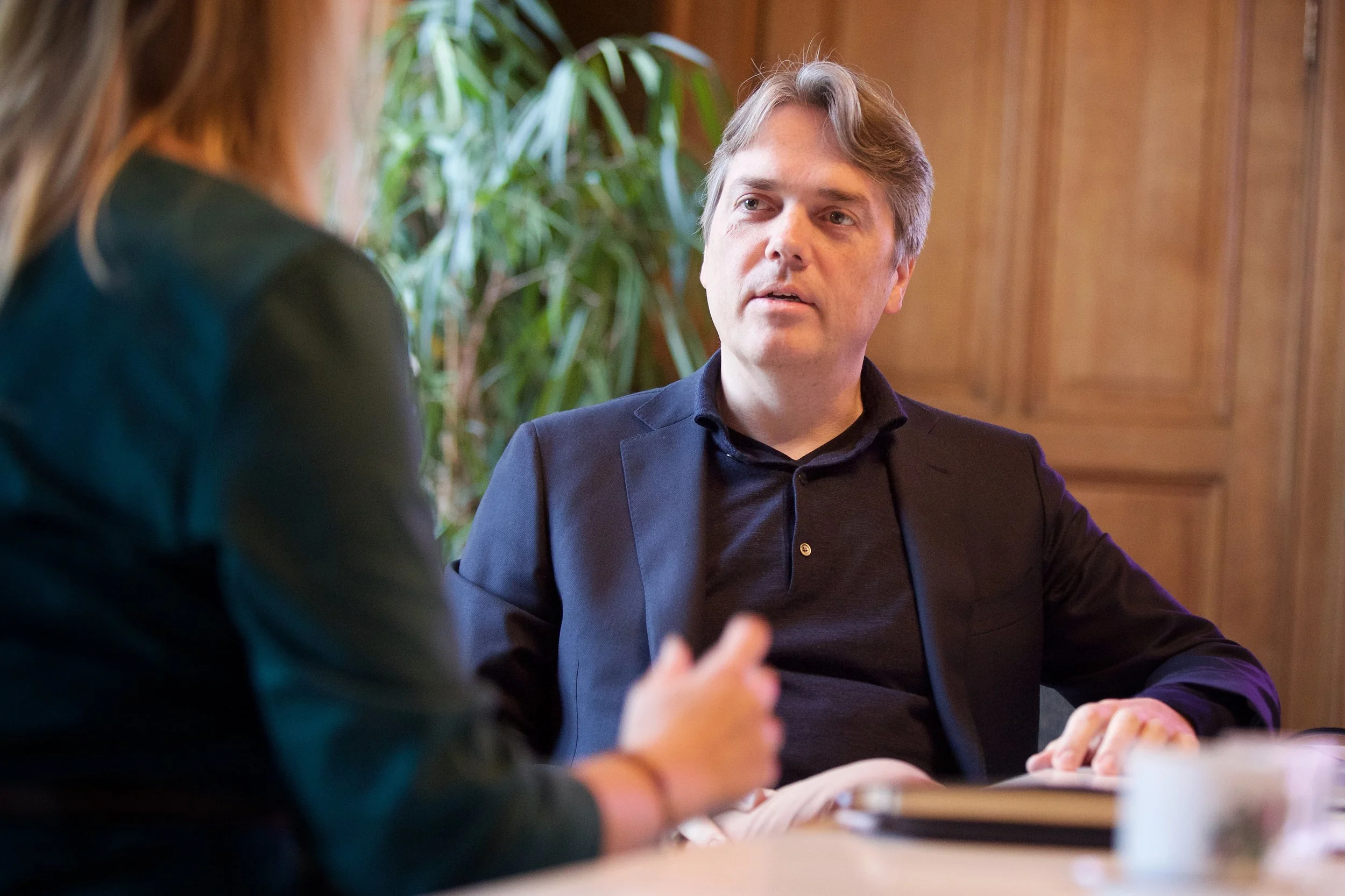 In de persoonlijke begeleiding van jouw leiderschapsontwikkeling leer ik je hoe je onder alle omstandigheden door Harmonie & Helderheid leiding kunt nemen in je eigen leven en leiding kunt geven aan anderen. Je ontwikkelt een stijl van leidinggeven die zó duidelijk is en zó natuurlijk aanvoelt dat in jouw omgeving harmonie en helderheid een natuurlijke toestand wordt. Daardoor zal jouw ontwikkeling én die van je omgeving zich ongekend versnellen. Er ontstaat natuurlijke focus.