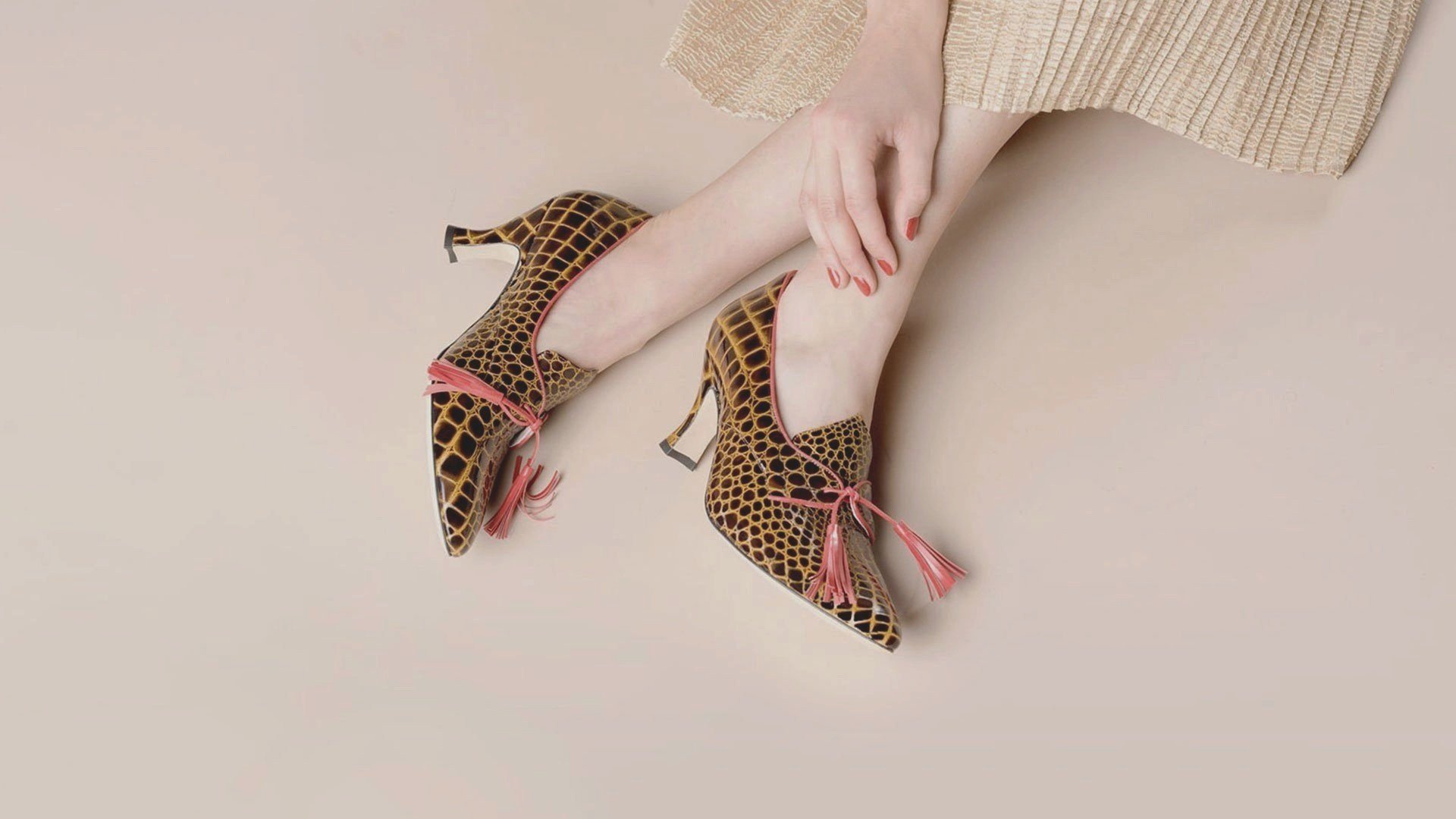 evelyn-ford-casey-brown-croc-luxury-pump-lifestyle.jpg