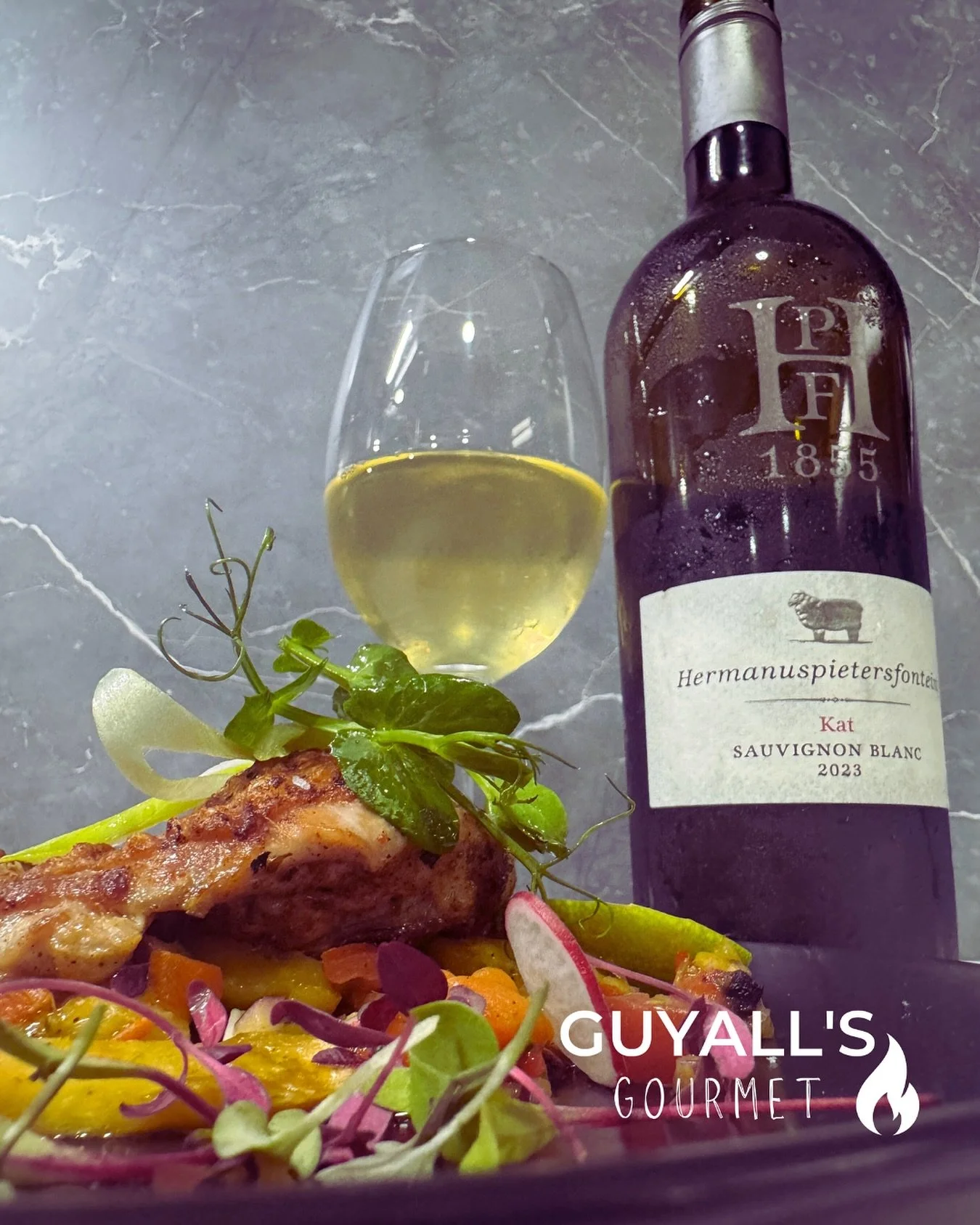 OPEN KITCHEN X HERMANUSPIETERSFONTEIN 
Chicken thighs, all the colourful things and an explosion of deliciously juice HPF Sauvignon Blanc
.
.
#guyallskitchen #guyallsgourmet #guyallsreadymeals #openkitchen #sauvignon #sauvignonblanc #hpf #hpfskapie #