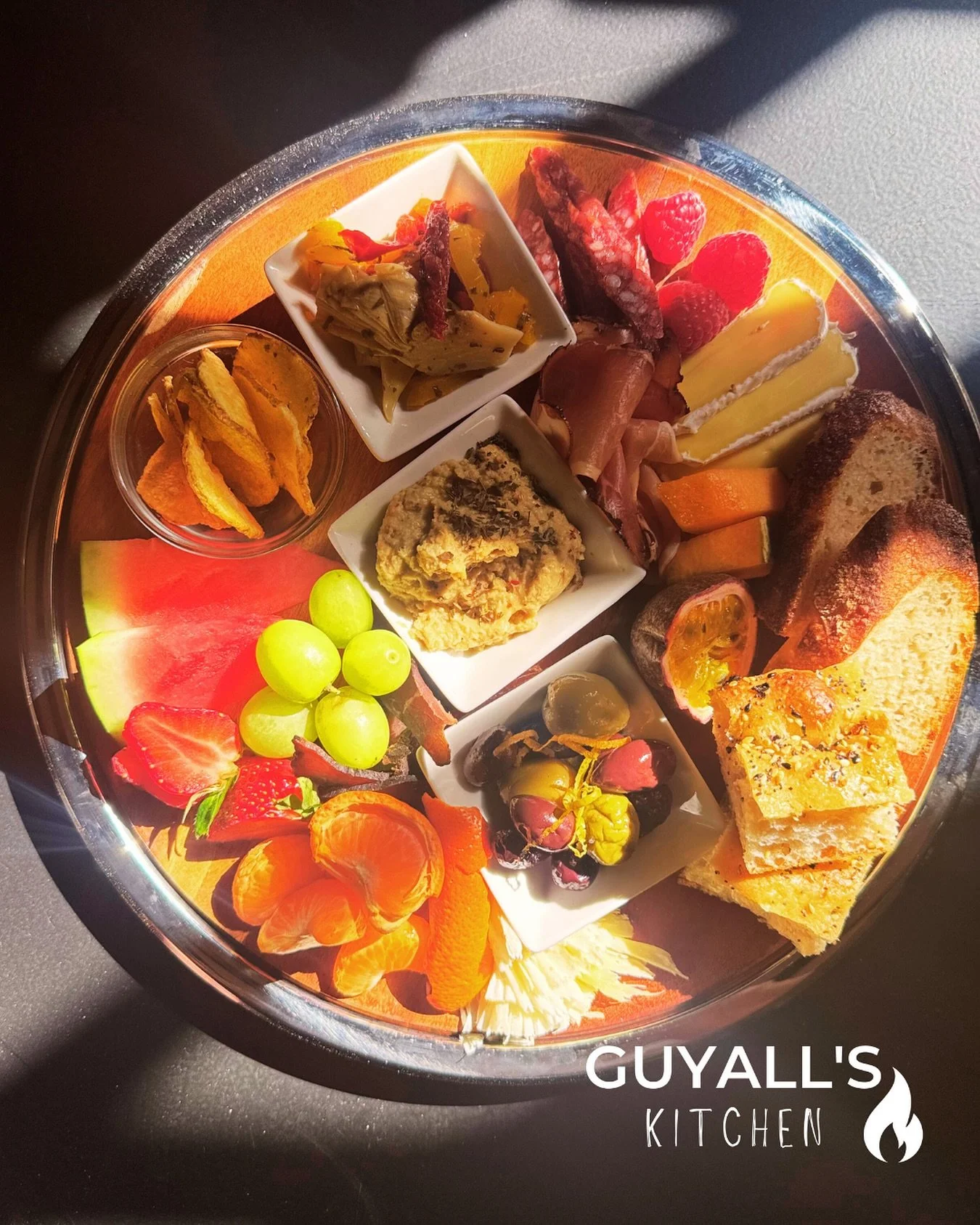 I mean the couple@does golden hour for their wedding photo shoot so why not give them a golden hour platter to enjoy whilst posing up a storm! 
.
.
#fresh #golden #goldenhours #goldenhourphotography #weddingfood #weddingphotography #snacks #snackplat