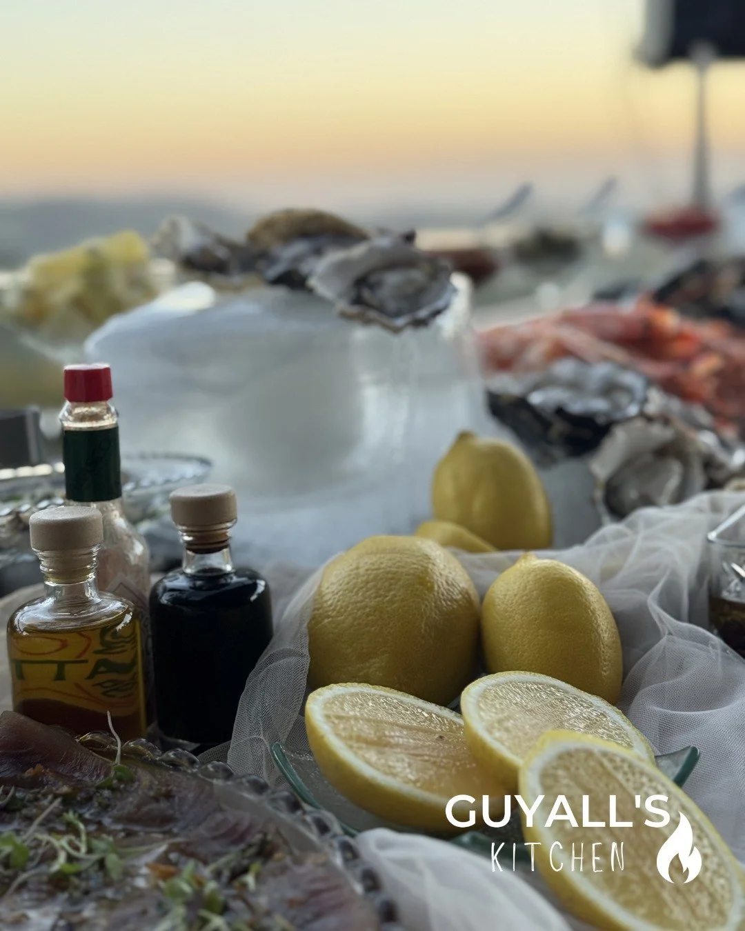 Seafood and golden hour &ndash; need we say more? 🦐🌄 When nature and fine food come together, magic happens
.
.
#SeafoodBarGoals #WeddingInspiration #GoldenHourVibes #LuxuryWeddingFood  #CapeTownMagic