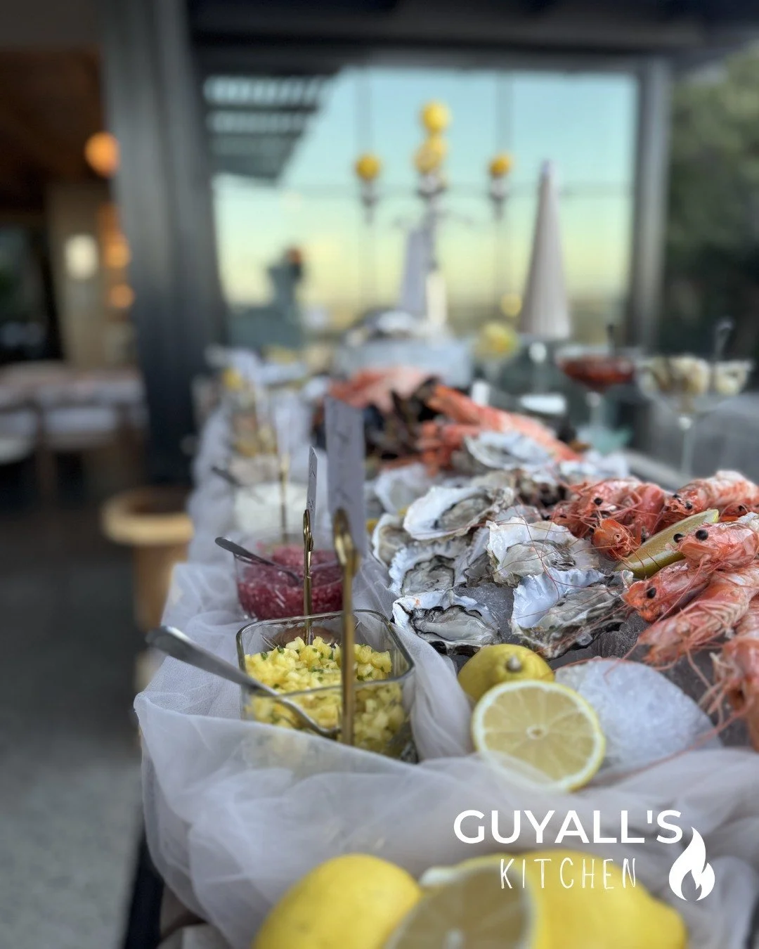 Golden hour, chilled seafood, pure bliss 🌅🦪 Oysters and prawns that stole the show at the wedding seafood bar!
.
.
#SeafoodLovers #WeddingSeafood #GoldenHourVibes #LuxuryWedding #CapeTownMagic