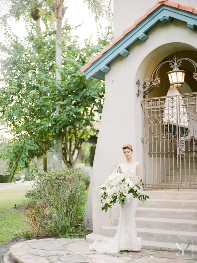 sydonie mansion outside wedding venue white roses wedding bouquet