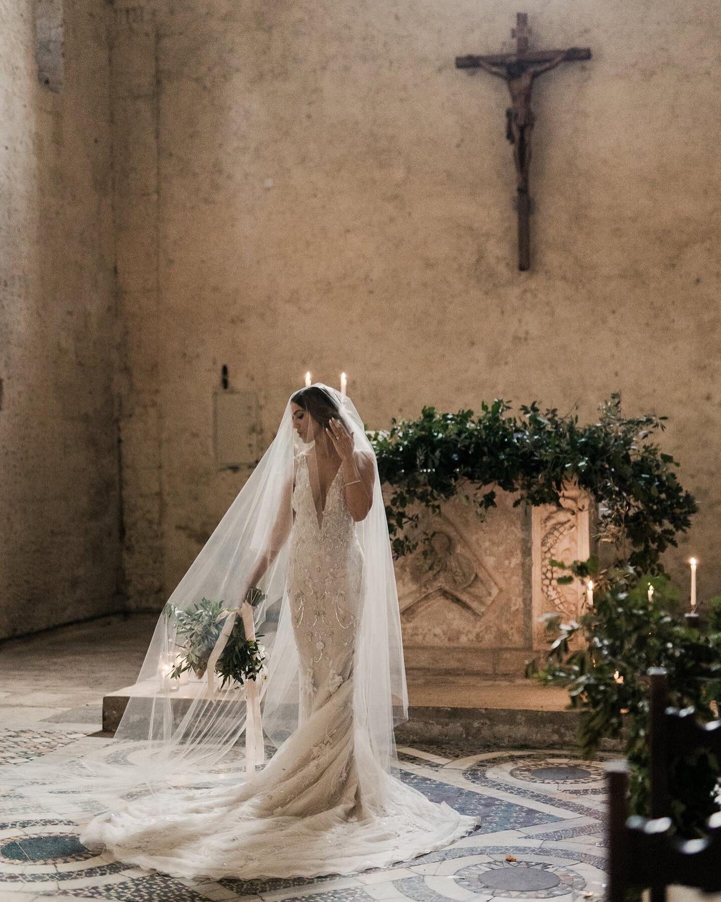 Our beautiful bride Julia was styled by @taligallo in @inesdisanto and @mariaelenaheadpieces ✨ Congrats Julia and Jake!🤍 We can't get enough of your wedding pictures!! 😍
.
.
Wedding planner - @chechic_weddings
Photographer - @lisapoggi 
Video - @sa