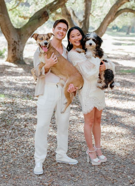 Engagement+Pictures+with+Dogs.png