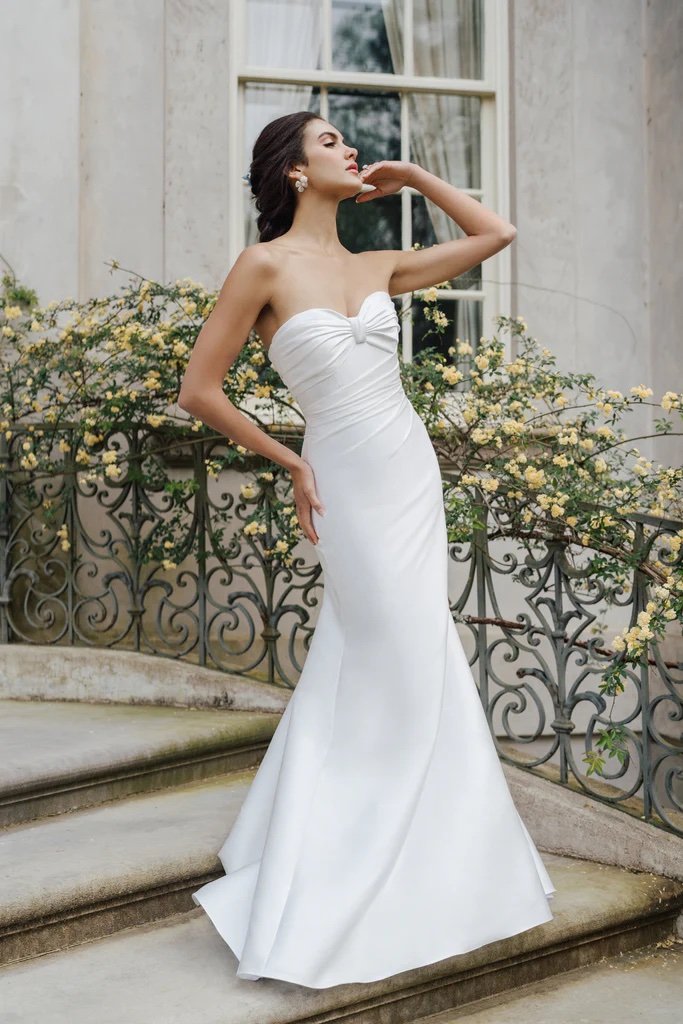 delta anne barge, anne barge wedding dress, silk white wedding dress, strapless trumpet wedding gown, bow wedding dress, anne barge