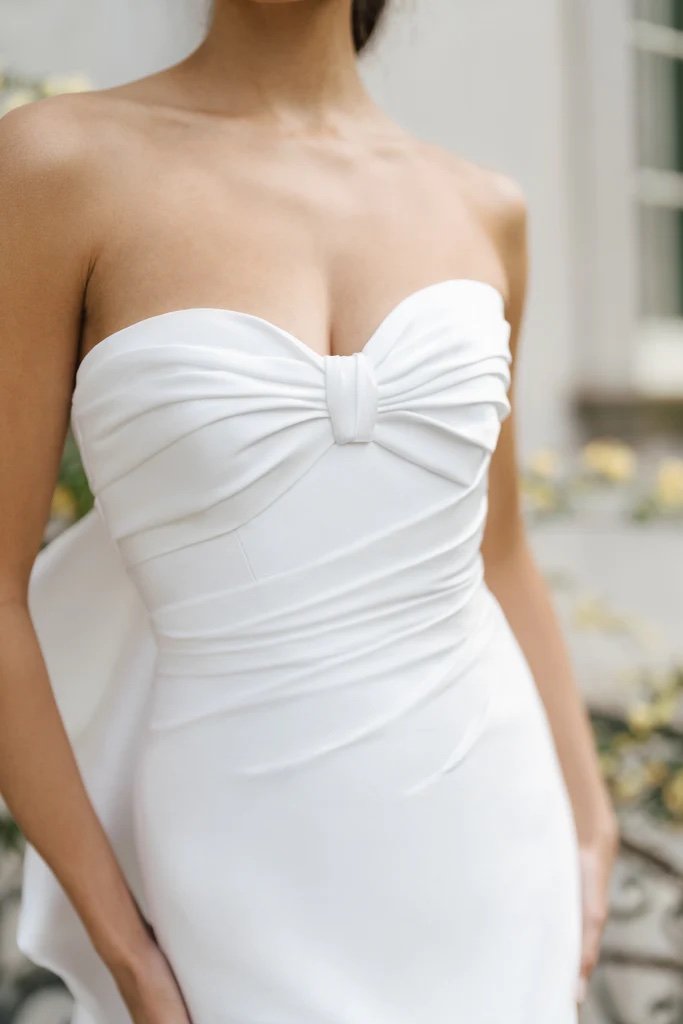 bow wedding dress, knotted top wedding dress, bodice with knotting, strapless anne barge wedding dress, strapless trumpet wedding gown