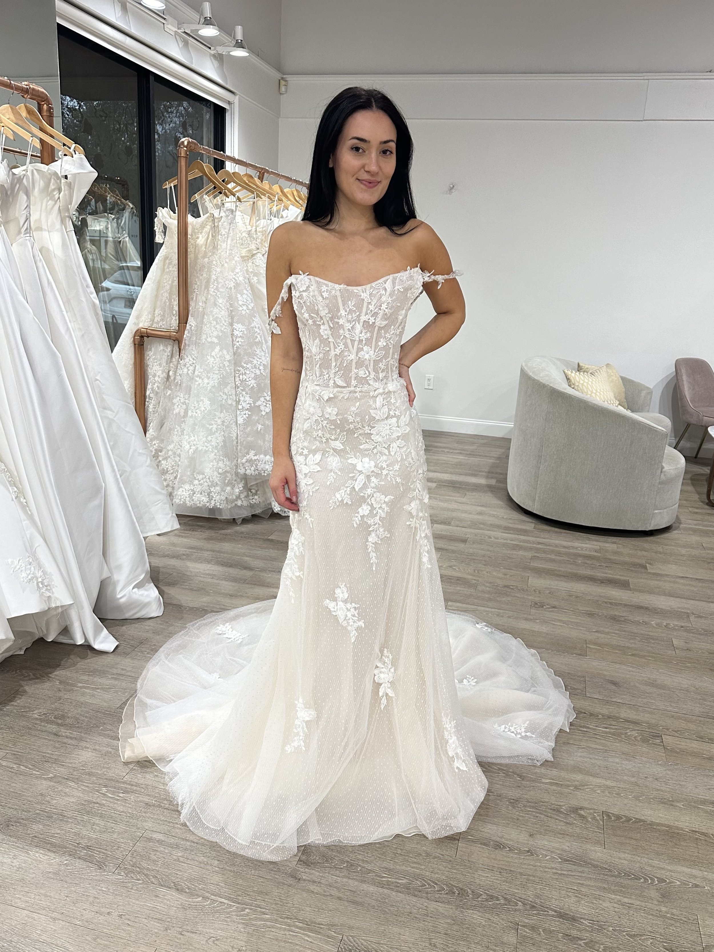 off the rack wedding dress, ready to wear wedding gown, sample sale wedding gown, ready to ship wedding dress, ready to ship wedding gowwn