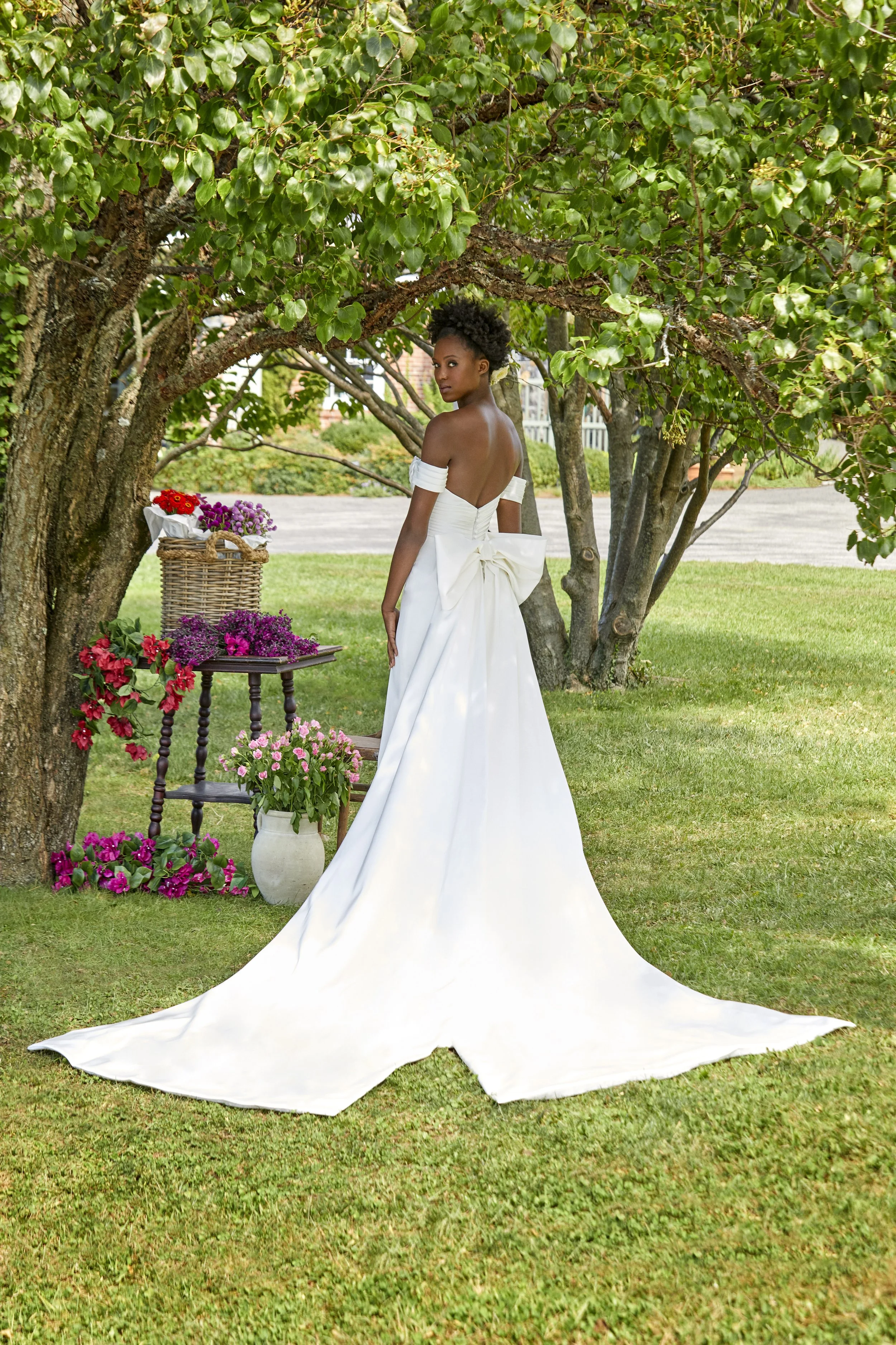 chinese dress ladies Chic A-line Sweetheart White Wedding Dresses With Big Bow Satin Bridal main image 0