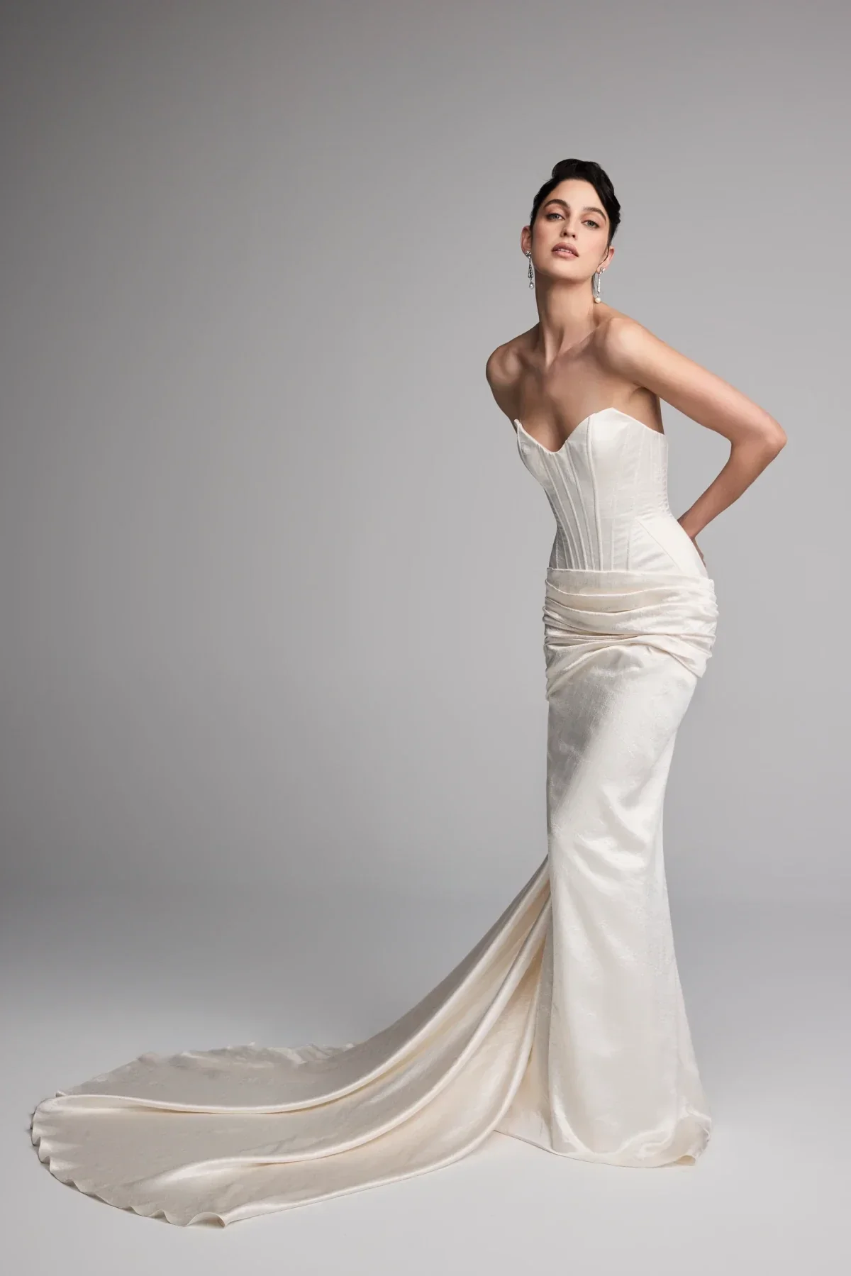Ines Di Santo sweetheart wedding dress with draped waistline. strapless corset satin ines di santo wedding gown. strapless sheath wedding dress with drapery and corset boning. new 2027 ines di santo ivory strapless wedding dress