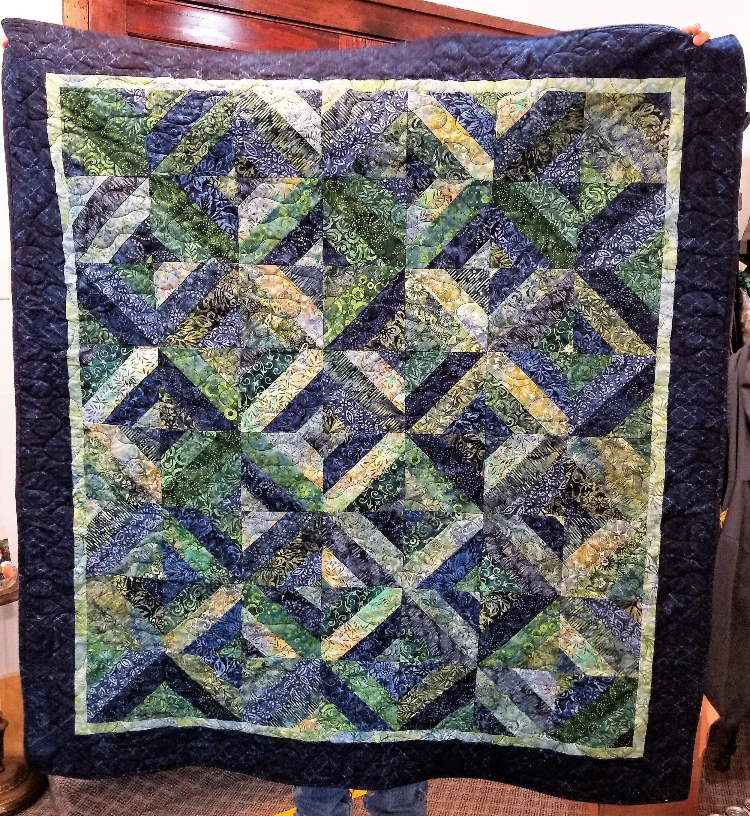 The use of a light and dark from the collection makes for really nice borders on this quilt.