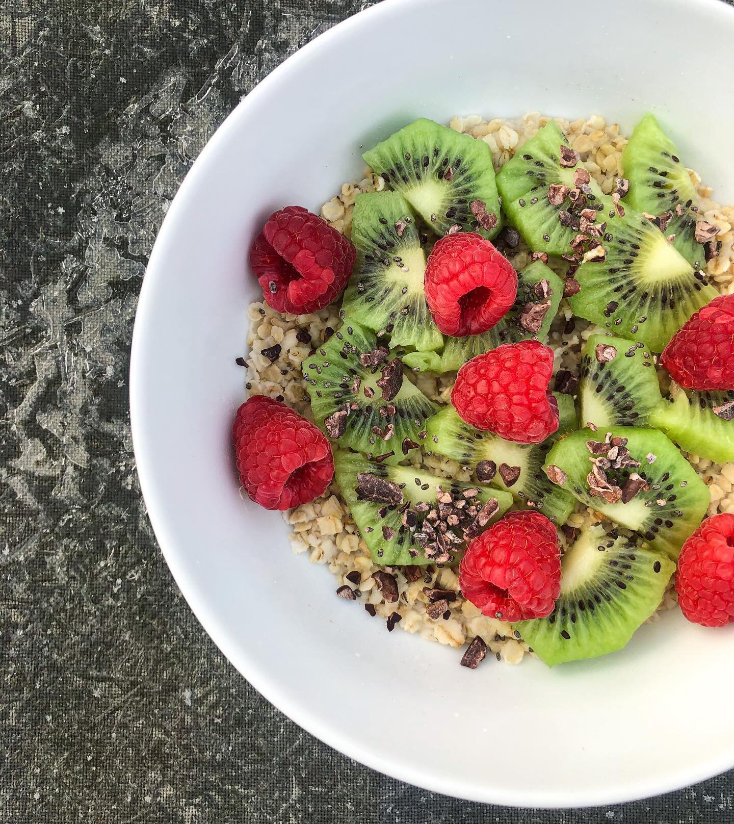 Festive oats for the holiday season!! Sprinkled some cacao nibs into my oatmeal this morning. Bowl contains organic regenerative oats, 1 kiwi, raspberries, chia seeds and cacao.
.
.
.
.
.
.

#oatmealbowl #holidaycheer #holidayfood #holidaybaking #oat