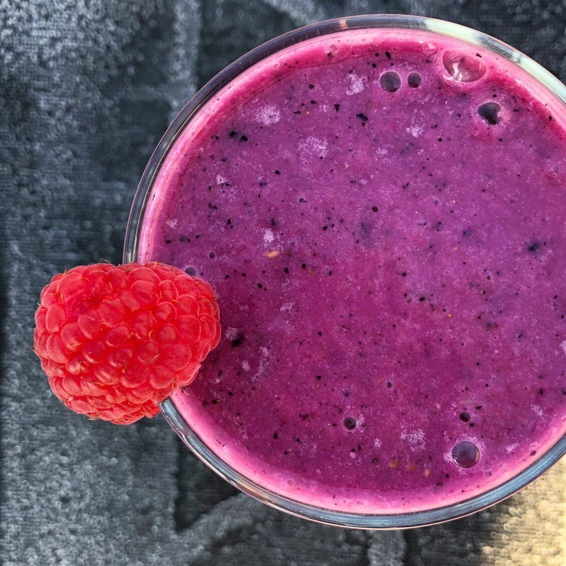 Frosty Pink Smoothie❄️💕
✔️1 Banana
✔️1 cup pea protein milk
✔️1 cup spinach
✔️1 cup frozen dragonfruit(pitaya)
✔️1/2 cup raspberries
✔️1/4 cup blueberries
✔️1/4 cup frozen mango
✔️1 tsp of turmeric
.
.
The pea protein milk gives it such a smooth, ri