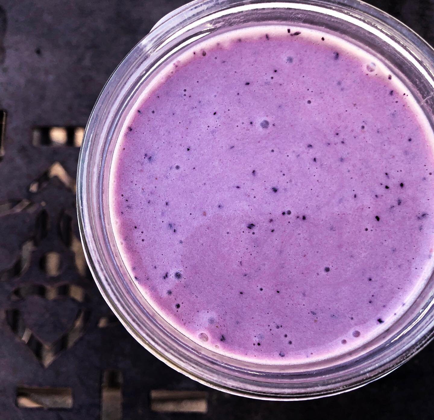 Frosty Blueberry Smoothie❄️
.
1 banana cut-up
1 1/2 cups pea protein milk
1/2 cup frozen blueberries
1/4 cup frozen mango
Handful of chopped spinach
Splash of OJ
1 tsp chia seeds
.
I mix the banana and milk first to create that smooth base. Then add 