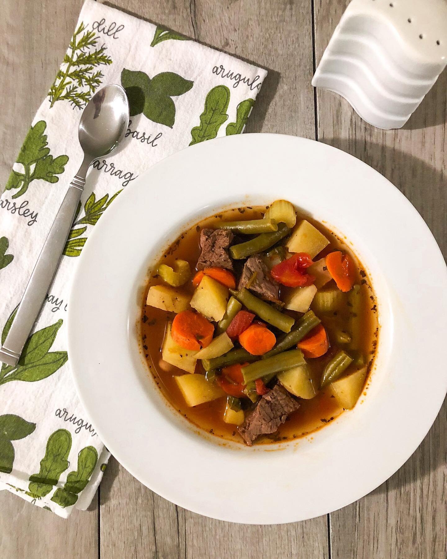 I&rsquo;ve had several requests for the veggie beef soup I made the other day, here u go friends!!🥣
.
ORGANIC VEGETABLE BEEF SOUP...easy recipe with everything you need to give your body energy + comfort on a chilly winter day⤵️
.
.
What you&rsquo;l