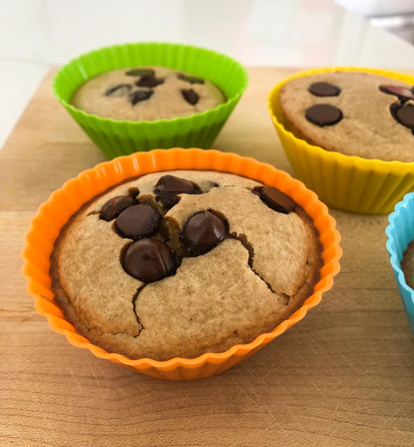 Oatmeal Chocolate Chip Muffins🎉GLUTEN-FREE + DAIRY-FREE breakfast treat! There&rsquo;s so many variations of this recipe out there, here&rsquo;s mine⬇️

1/2 cup organic oats
1/2 banana
1 egg
1 tsp maple syrup
1 tbsp peanut butter
1/4 tsp baking powd