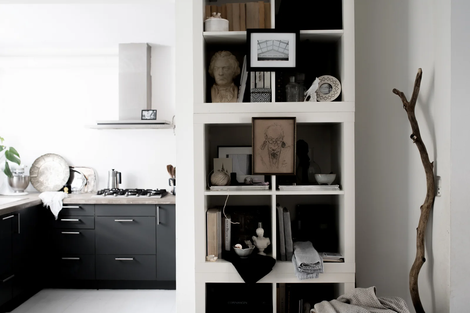 How-to-Style-an-IKEA-Shelf-by-House-of-Valentina.jpg