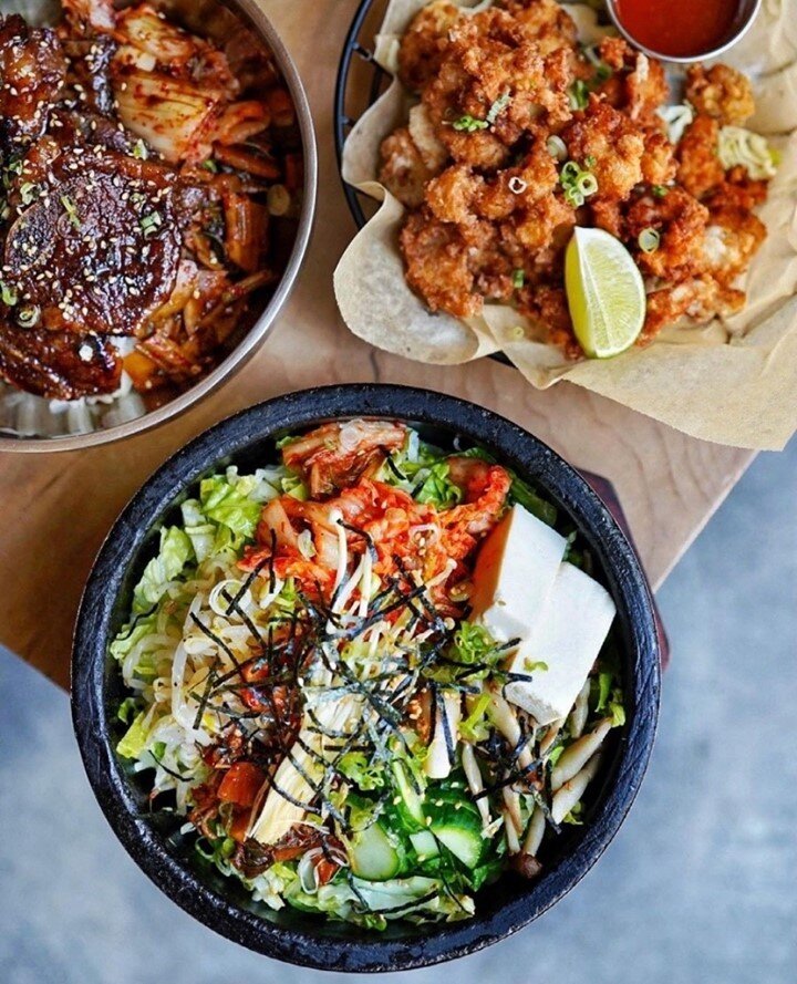 A delicious snapshot of some top choices to try! Featured: Namu Kalbi and Rice bowl 🥩 (available through Doordash only), Mochiko Fried Chicken 🍗, and World Famous Namu Stonepot 🍲⁠
⁠
📷 : @oinker.eats⁠
Use our hashtag #getitstoned or @namustonepot 