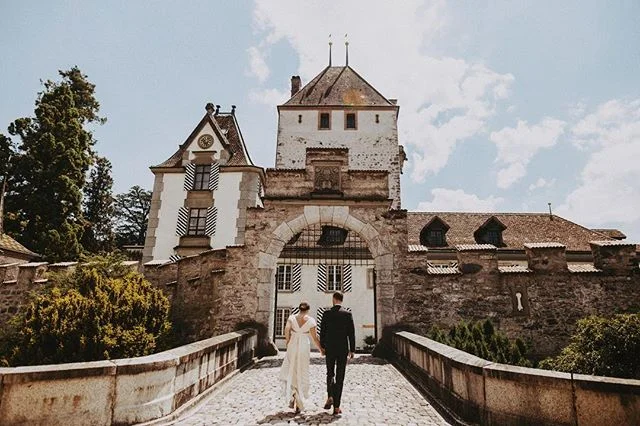 More weddings at castles. Please and thank you. 🙏 &bull;
&bull;
&bull;
&bull;
&bull;
&bull;
&bull;
&bull;
#swissmisstomrs #swissweddingphotographer #switzerland #oberhofencastle #oberhofen #europeanweddingphotographer #swisswedding #destinationweddi