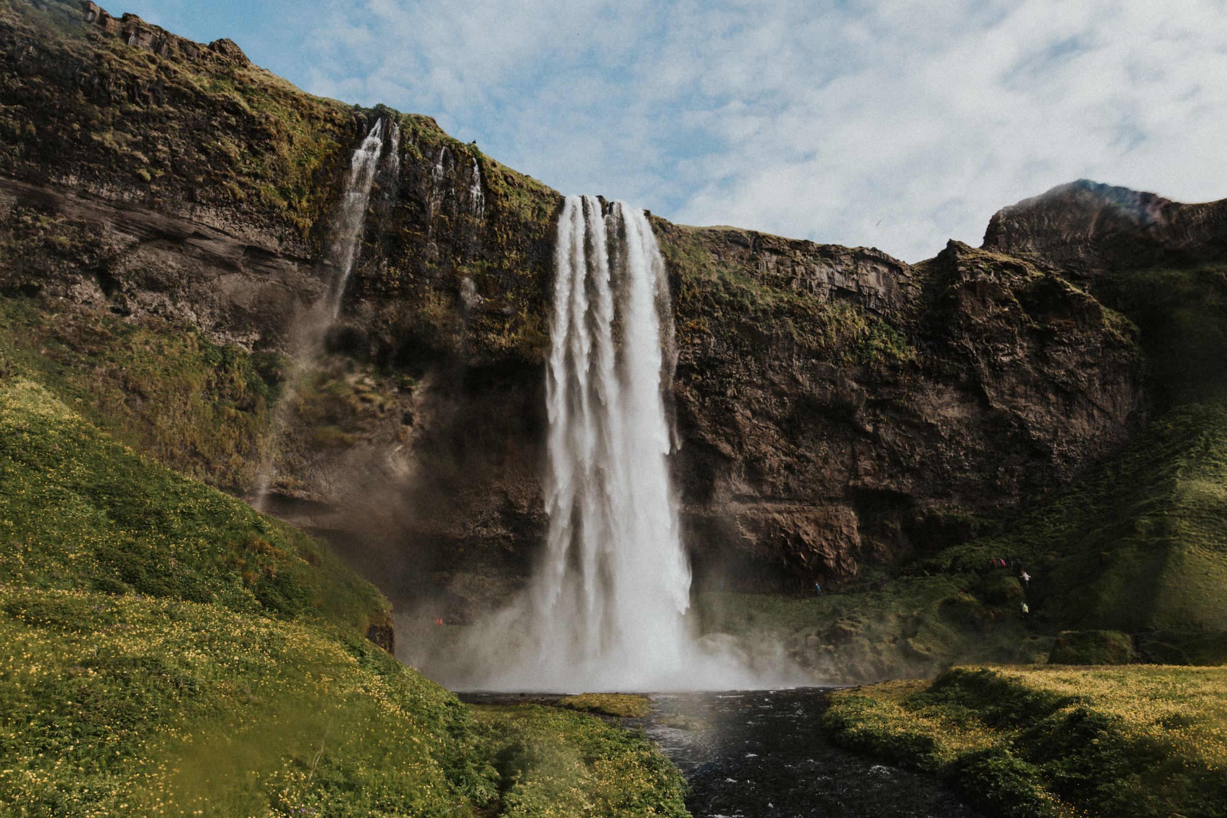 Seljalandsfoss waterfall Iceland.jpg