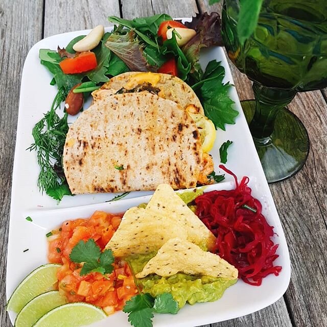 It's Hot!! 🔥🌮 Are you too hot to cook? 🔥🌡We literally threw this Taco Tuesday dish together in 10 minutes. Using left over fish, greens, tomatoes, avocados and of course fresh herbs. Cool eats on a hot day. 😎 
What is your favourite meal when it