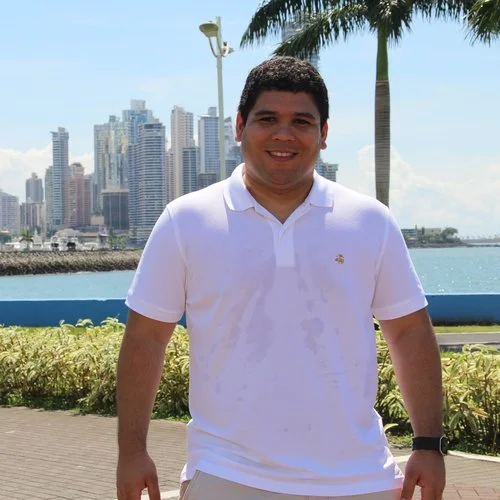 Shaper Activo en PTY PERFIL PROFESIONAL Christopher Toyloy inicio su Carrera profesional en 2010 en la Autoridad del Canal de Panama (ACP) como parte del Programa de Excelencia Académica (PEXA) en la Vicepresidencia de Gestión Corporativa, donde fue parte del Comité de Innovación de la ACP. En 2012, fue becario de la Secretaria Nacional de Ciencia y Tecnología (SENACYT) para realizar una pasantía en la Cámara de Comercio de Estados Unidos donde se enfocó en mapeo de negocios y asesoría a pequeñas empresas de la región de Washington DC. Posteriormente se involucra en consultorías para empresas familiares y asesor financiero para Hábitat para la Humanidad Latinoamérica. En 2014, tras culminar sus estudios de maestría, se unió al equipo del Ministerio de Economía y Finanzas en el Despacho del Viceministro de Economía como analista financiero para el Despacho Superior. En diciembre de 2015 se incorpora a la Dirección de Financiamiento Público como Jefe del Departamento de Gestión de Recursos del Crédito donde actualmente ejerce como Subdirector encargado. Su preparación académica incluye una Licenciatura en Comercio Internacional y Operaciones de la Universidad Latina de Panamá, una Maestría en Administración de Empresas del INCAE Business School y; tiene un certificado en Finanzas Públicas de la Universidad de Harvard y cursó estudios en la Universidad de Georgetown. Correo Electrónico: c.toyloy@gmail.com