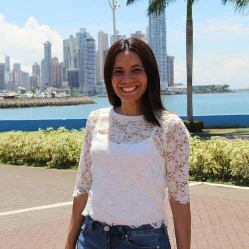 Shaper de Licencia, Residenciada en NBO PERFIL PROFESIONAL Humanitaria, abogada especialista en derechos humanos, orgullosa becaria Fulbright y Shaper: esa es María Mercedes. A inicios de su carrera profesional, estuvo involucrada en la defensa de condenados a muerte en Estados Unidos y seguidamente formó parte del equipo de la Sala de Primera Instancia en el Tribunal Penal Internacional para la Antigua Yugoslavia (ICTY) en la Haya. En el 2011, María Mercedes fue reconocida con el Premio Sir Richard May, el cual es otorgado a jóvenes profesionales que contribuyen significativamente al avance del derecho internacional. Desde el 2012, María trabaja en la oficina regional para América y Caribe de la Federación Internacional de Sociedades de la Cruz Roja y Media Luna Roja asistiendo técnicamente a los Estados en la formulación de leyes y políticas para la preparación y respuesta a desastres. Le resulta fascinante formar parte de un equipo global pionero en el desarrollo de una nueva rama de derecho: el derecho relativo a desastres, que la ha conducido a muchos rincones del continente americano, así como al continente africano en la tarea de generar resiliencia a partir de marcos legales eficientes. Actualmente María es la Coordinadora Regional de Diplomacia Legislativa y Rol Auxiliar, liderando el equipo de Derecho Relativo a Desastres en América, así como la gestión para la adopción de normativa humanitaria pertinente en favor de los más vulnerables. Correo Electrónico: mercemartinez@yahoo.com