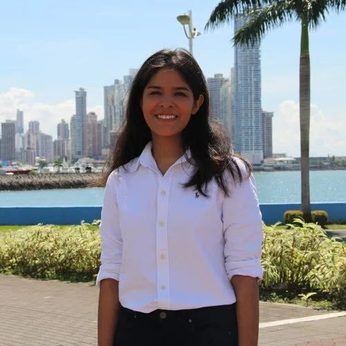 Shaper Activa en PTY PERFIL PROFESIONAL Oriunda del pueblo de Macaracas en la provincia de Los Santos, completó su licenciatura en Ingeniería Ambiental en University of Florida en el 2014. Durante sus años de estudios, fue distinguida como “Estudiante Internacional Sobresaliente del Colegio de Ingeniería”, “Representante del Atributo de Servicio a la Comunidad Global”, “Estudiante Transferida Más Sobresaliente del Colegio de Ingeniería” y graduada bajo el nivel de honores Summa Cum Laude. Como estudiante tuvo la oportunidad de realizar pasantías en la Autoridad del Canal de Panamá, la Expansión del Aeropuerto Internacional de Tocumen y el Centro del Agua del Trópico Húmedo para América Latina y el Caribe (CATHALAC). Al mismo tiempo, participó de grupos como Society of Hispanic Professional Engineers, Society of Environmental Engineers, y Engineers Without Borders. En este último, tuvo la oportunidad de viajar a Bolivia como parte de un proyecto de mejoras al sistema de irrigación de una comunidad. Sus primeros años de carrera profesional se han centrado en la ingeniería del agua. Ha participado en proyectos de planificación de inversiones en saneamiento, mejoras a plantas de tratamiento de aguas residuales, supervisión de proyectos de construcción de sistemas de alcantarillado, optimización de diseño de una planta de tratamiento de agua, y estudios de análisis de calidad del agua para establecer niveles de contaminaciones y medidas de tratamiento. Como resultado de estos proyectos, ha tenido la oportunidad de interactuar con profesionales de diferentes compañías municipales de agua en Tampa, el Programa Saneamiento de Panamá, el Banco Interamericano de Desarrollo y la Empresa Estatal de Agua y Alcantarillado de Río de Janeiro. Actualmente es la Coordinadora de Proyectos locales para una firma de ingeniería, y se encarga de apoyar la búsqueda de nuevas oportunidades en el país y dar seguimiento a los proyectos en progreso. Correo Electrónico: alicia.mata.m@gmail.com