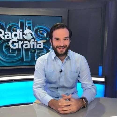 Shaper activo en PTY PERFIL PROFESIONAL Gabriel Silva, ciudadano panameño, 28 años. Egresado de la Facultad de Derecho de la USMA. Fue presidente de la Asociación de Estudiantes de Derecho y de la Federación de Estudiantes de la USMA. Miembro fundador del grupo Jóvenes Unidos por el Diálogo. Hizo su tesis de licenciatura sobre la LEY SEM como herramienta para combatir la pobreza en Panamá. También tiene una Maestría en Docencia Superior de la USMA, en donde hizo la primera tesis en dicho programa para la USMA, misma que se enfocaba en reformar las metodologías de enseñanza en las escuelas de derecho en Panamá. Co-fundador de la ONG Enseña por Panamá, la cual tiene como prioridad mejorar la calidad de educación en Panamá al entrenar y posesionar a jóvenes maestros en colegios de difícil acceso a lo largo del país. Ocupó el cargo de gerente de legal para Procter & Gamble por 4 años. También fue designado como agregado jurídico para la Embajada de Panamá en Italia en donde era el abogado encargado de todos los casos de corrupción de Panamá en Italia. Posteriormente cursó una maestría en Políticas Públicas en la Universidad de Oxford con una Beca Chevening del Gobierno Británico, en donde se enfocó en estudiar anti corrupción. Hizo su tesis en meritocracia gubernamental en el Gobierno de Singapur. Fue asesor para el MICI del Gobierno Singapur, en donde también estudió a profundidad la historia y forma de gobernar y luchar contra la corrupción en Singapur. Posteriormente cursó una maestría en la Universidad de Columbia con una beca Fulbright. En dicha maestría se enfocó en Derecho Constitucional y anti corrupción. Hizo su tesis en las diversas enseñanzas y políticas publicas anti corrupción que se pueden sustraer de los caos de Odebretch y Finmeccanica. Fue asesor para el MICI de Mauricio en África en temas de transparencia. Actualmente es asesor de la diputada Ana Matilde Gómez. Es independiente. Correo Electrónico: gabriels7@hotmail.com