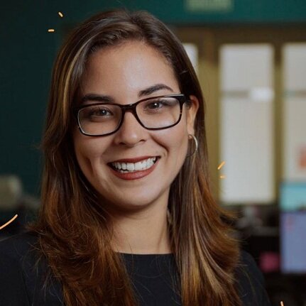 Shaper Activa en PTY PERFIL PROFESIONAL Licenciada en Ingeniería Financiera de la Universidad Latina de Panamá y Magíster en Marketing de la Universidad de Chile. Cuenta con 10 años de experiencia en áreas financieras y comerciales, principalmente por cargos ejercidos en compañías multinacionales como Copa Airlines, Sanofi y Philips. En el 2017 decide dar un giro a su carrera profesional e involucrarse en el sector de la economía social, con el fin de utilizar su experiencia y energía para impulsar proyectos sociales de gran impacto en el país. Desde entonces se desempeña como Directora Ejecutiva en Fundación Calicanto, una ONG panameña enfocada en empoderar a mujeres y comunidades en riesgo social. Desde allí se ha dedicado a mejorar procesos administrativos, potenciar equipos en el diseño y ejecución programas, generar estrategias de marketing social y buscar la sostenibilidad de la fundación a través del emprendimiento. Es apasionada del arte. Ha sido voluntaria en diferentes proyectos teatrales, como actriz secundaria y asistente de producción. Le gusta promover proyectos que potencien la cultura en Panamá y la región.