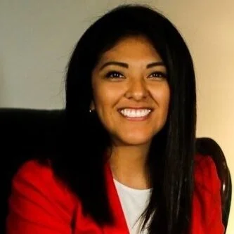 Shaper Activa en PTY PERFIL PROFESIONAL Licenciada en Administración de Empresas por la Universidad Nacional Autónoma de México (UNAM) con experiencia en Gestión y Creación de Eventos, Recursos Humanos, Mercadeo, Relaciones Públicas, Ventas y Administración de ONG’s. Comprometida con el desarrollo de la juventud y apasionada por el emprendimiento y la innovación. Actualmente es la ejecutiva de mercadeo y relaciones públicas para BlueTide Web Consulting. Liderando el proyecto de Tekie Talks, un espacio dedicado a compartir conocimiento en Tecnología e Innovación. Directora de alianzas estratégicas para Startup Weekend Panamá, comunidad dedicada a impulsar el emprendimiento y fomentar la equidad de género en Panamá. Vice-Presidente de comunicaciones internas para AIESEC ALUMNI Panamá. Organización sin fines de lucro que busca crear una red de contactos entre los ex-miembros de AIESEC, organización juvenil que tiene como objetivo el desarrollo del potencial humano y la paz mundial a través de sus experiencias de intercambio fomentando el entendimiento cultural entre los individuos. Mexicana, basada en Panamá, recientemente se integró a Global Shapers con un enfoque en el desarrollo e involucramiento de las culturas que habitamos en Panamá como cofundadora de MaKa Community. Correo Electrónico: karina.solano22@gmail.com Conoce más sobre MaKa Community: @makacommunitypty