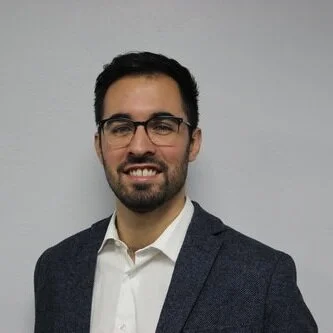 Shaper Activo en PTY PERFIL PROFESIONAL Andrés es un ingeniero mecánico, becario de la SENACYT, egresado con distinción del Worcester Polytechnic Institute. Realizó una maestría en Tecnología de Energías Renovables de la Universidad Tecnológica de Delft, en Países Bajos. Actualmente labora como ingeniero de ventas y gestor de proyectos para La Casa de las Baterías, desarrollando proyectos de energía solar fotovoltaica en Panamá. Andrés es cofundador de ACTA y fellow del GUD, un "action think tank" que, siendo parte de la red de Zonas de Innovación Sostenible, busca posicionar a Panamá como la ciudad más sostenible de Latinoamérica impulsando proyectos comerciales, sociales y gubernamentales. Correo Electrónico: andfleiro@gmail.com
