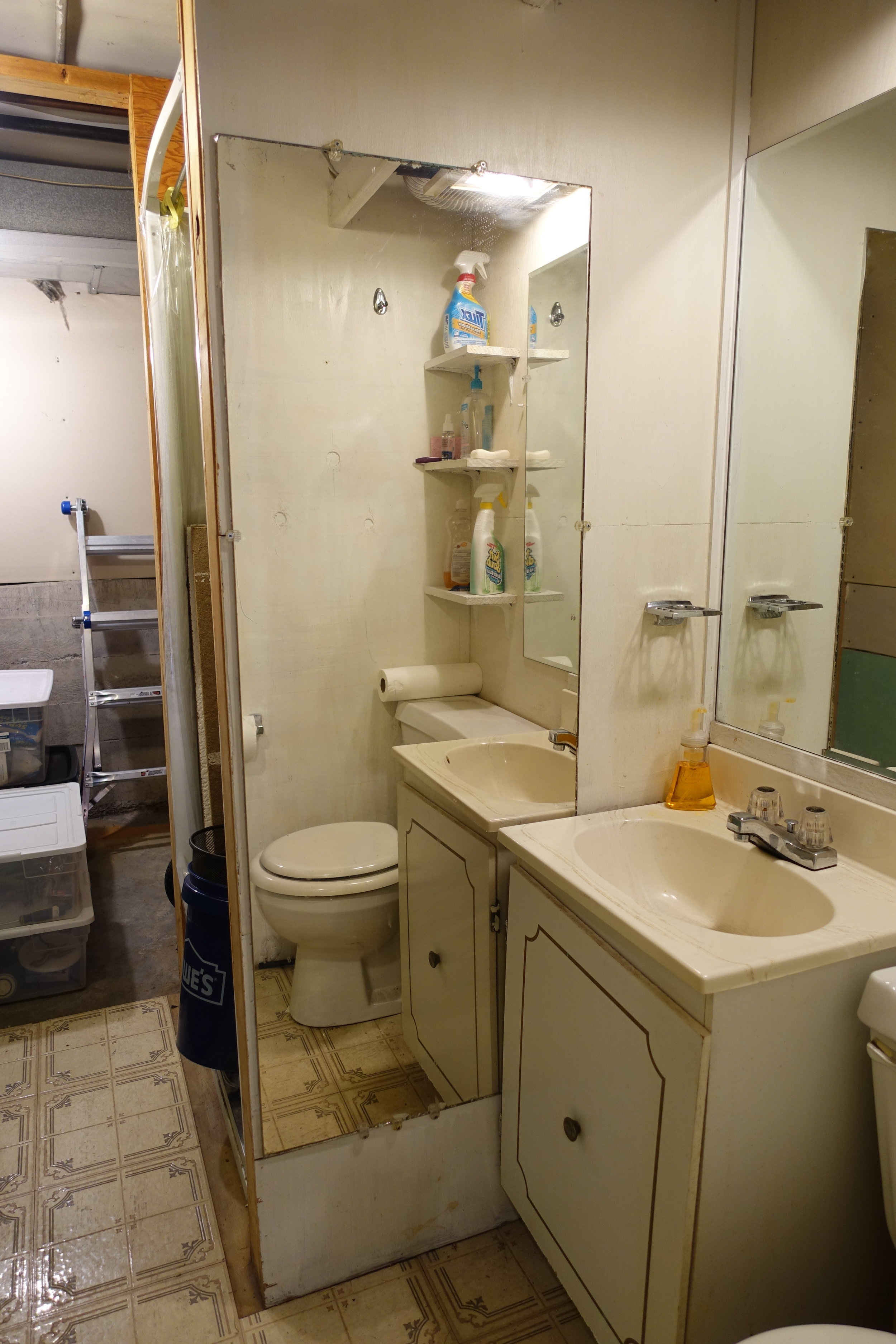 DOWNSTAIRS BATHROOM BEFORE