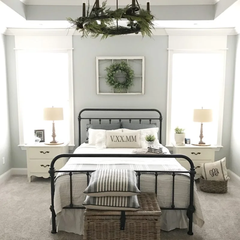  I love this Farmhouse decor room , don't you?
