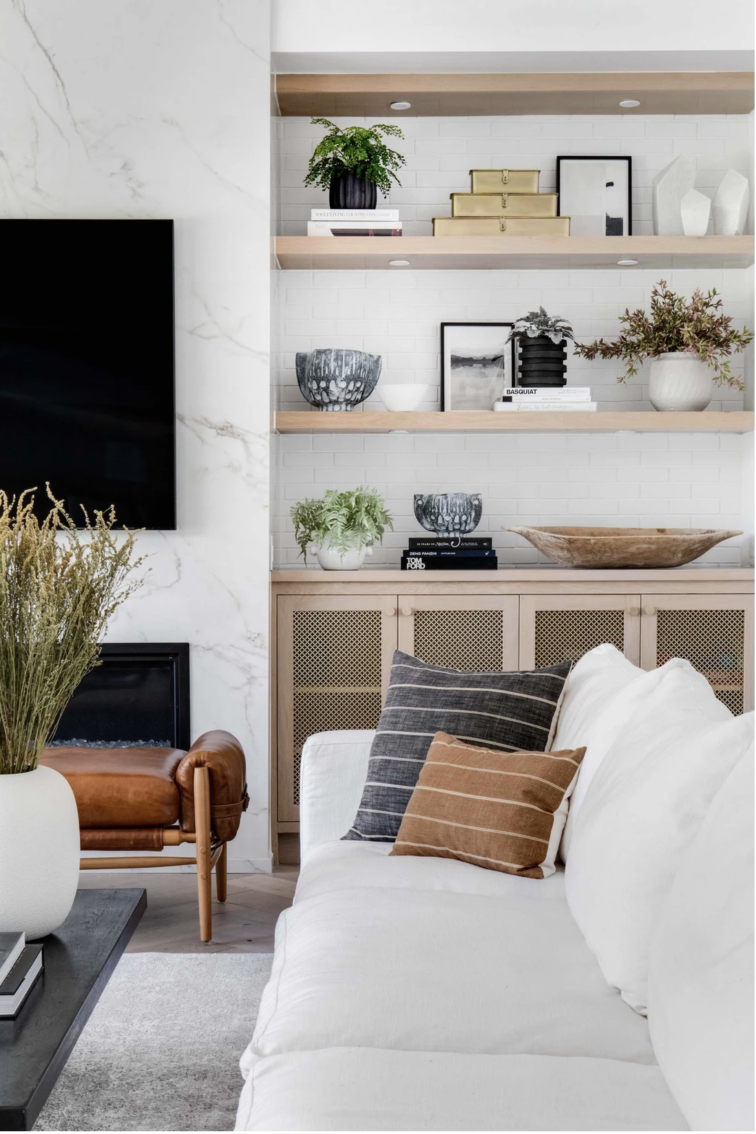 styling-your-shelves-to-perfection-livingroom-leclairdecor.png